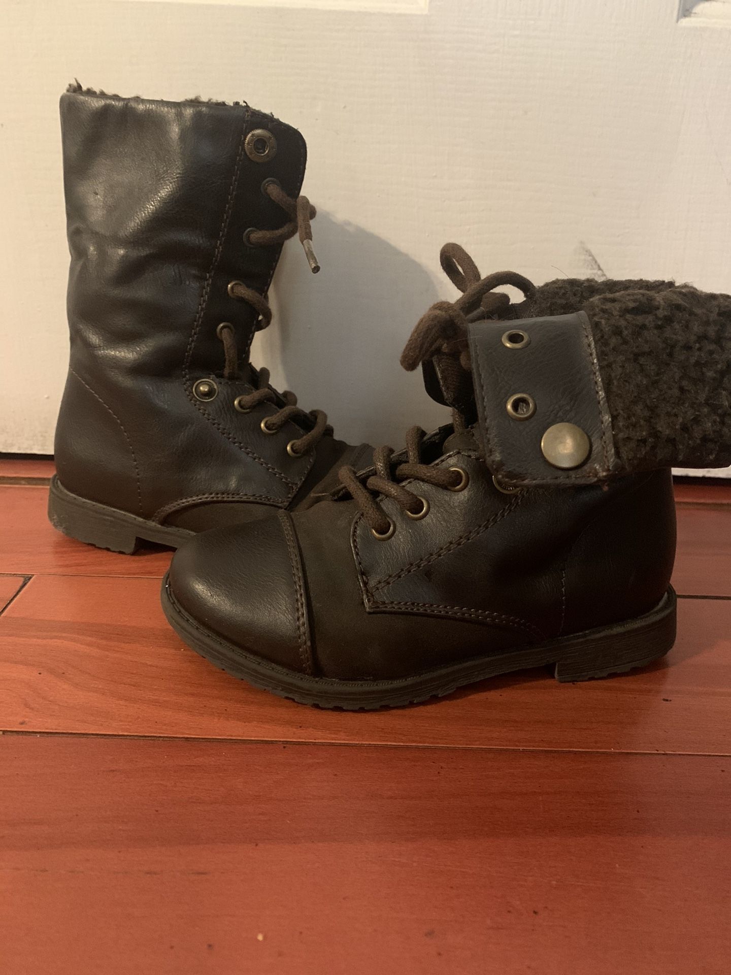 Boots size 9