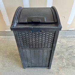 Suncast 33-Gallon Outdoor Resin Wicker Trash Hideaway Bin