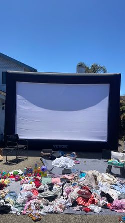 Inflatable projector screen