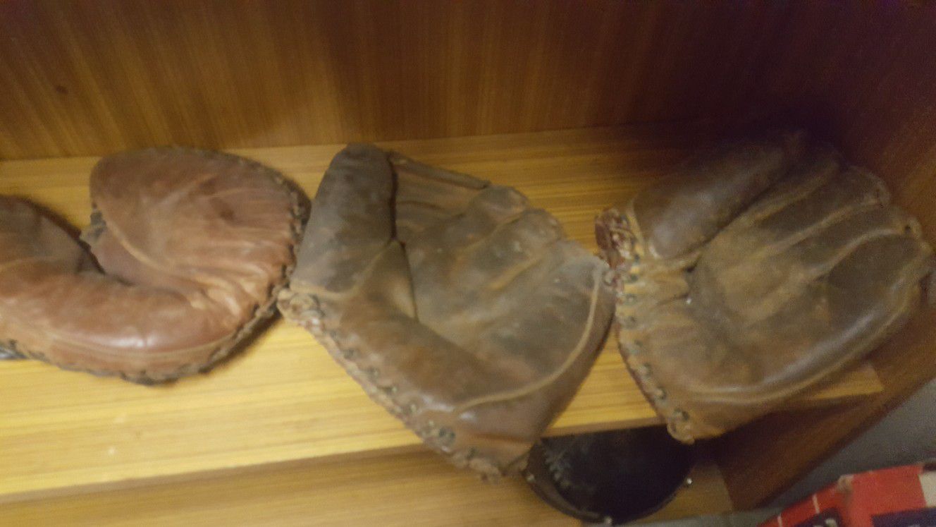 Antique baseball gloves 1 catchers mitt 2 Fielder Mets