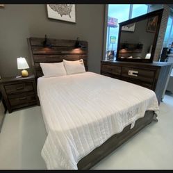 Ashley 7 Piece Queen Size Bedroom Set ✨ Panel Bed( headboard , 2 drawer Storage footboard, rails), 6 drawer dresser with mirror,2 drawer nightstand✨ 