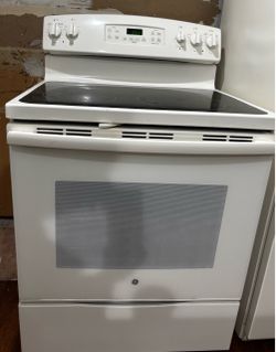 GE Cream Electric Range with Glass Cooktop and matching under cabinet Microwave
