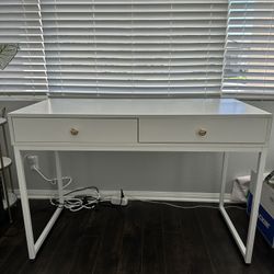 Desk FOR SALE $100