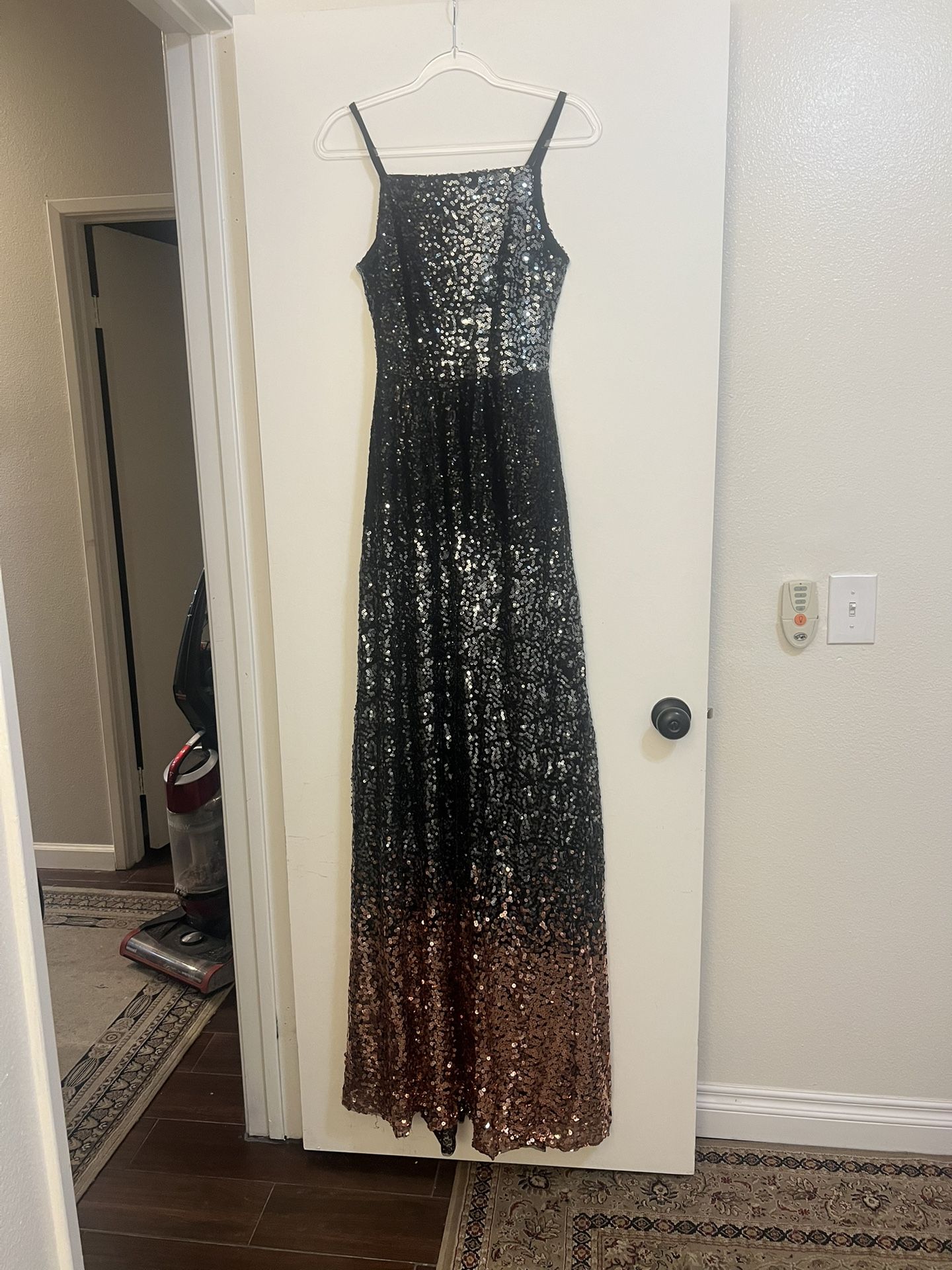 Adorable shinny long dress size small like new