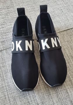 DKNY Logo Slip-On Sneakers Zapatos Deportivos Nuevos