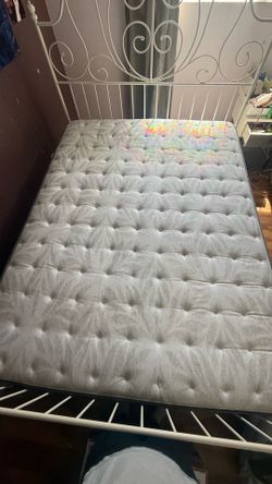 Queen size - Sealy Posturepedic Mattress – Great Condition$200