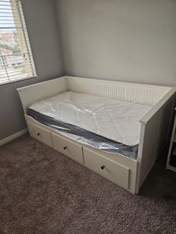 White Twin Daybed with 3 Storage Drawers
