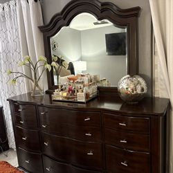 Bedroom Set / Includes Lamps
