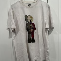 Men’s Tshirt Kaws Uniqlo Size Large 
