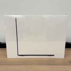 13" MacBook Air M2 8 Core*256GB SSD*16GB RAM