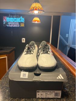 Adidas size 9.5 men indoor soccer cleats