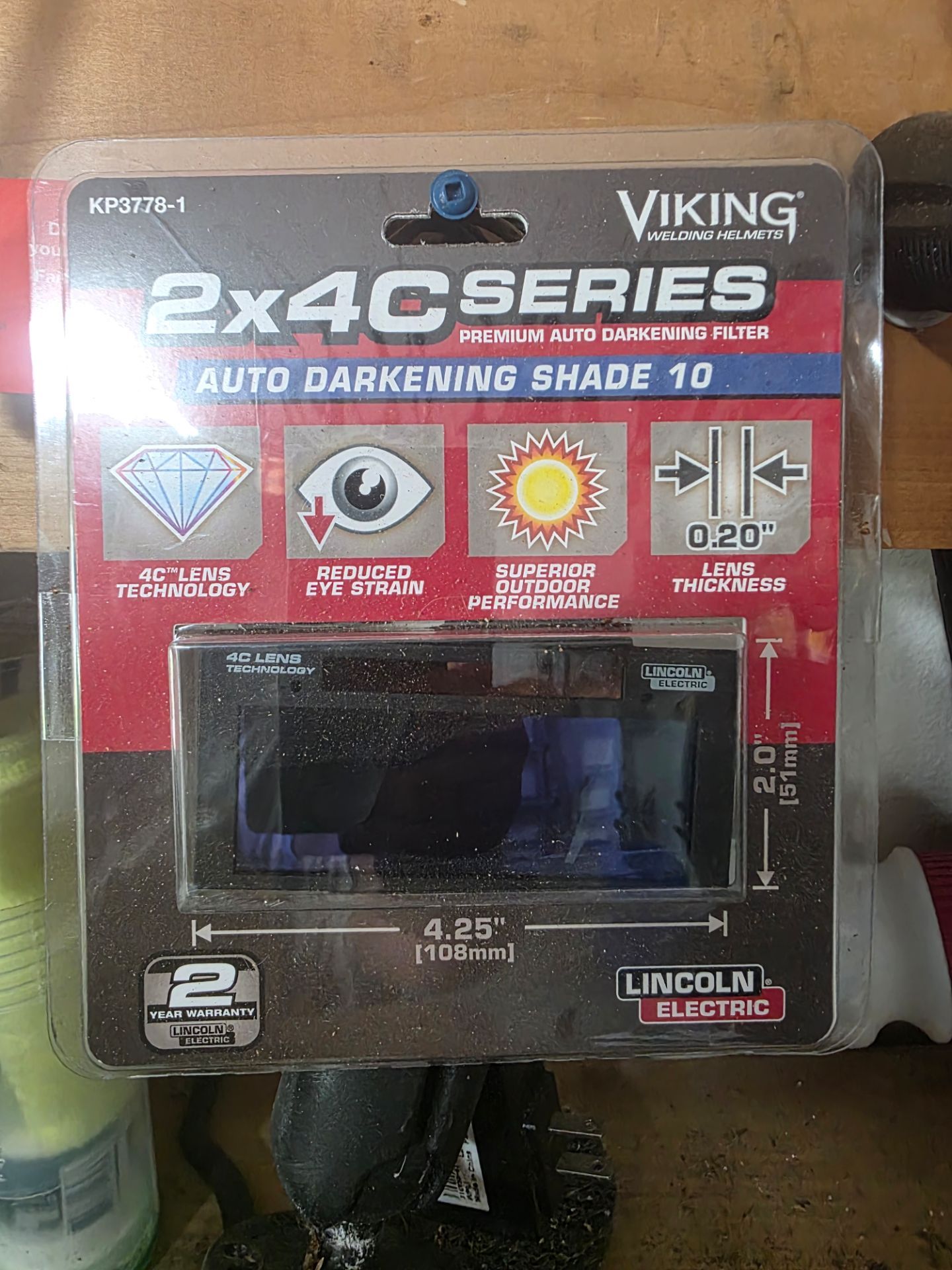 Auto darkening welding lens