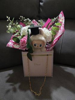  FLOWERS ARRANGEMENTS AND CAN ADD LABUBUS! 