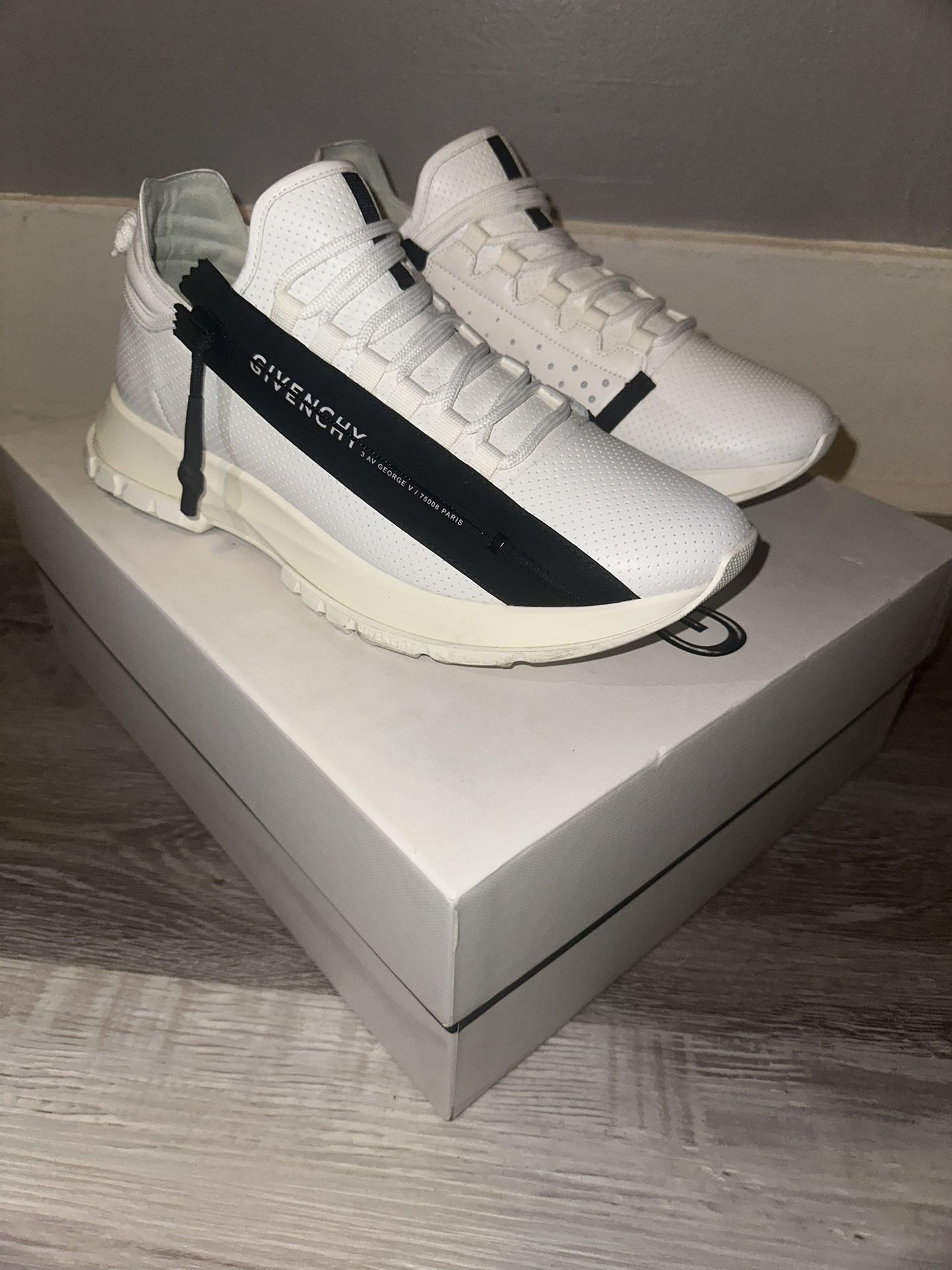 GIVENCHY SPECTRE RUNNER Sneakers US 10 White /Black