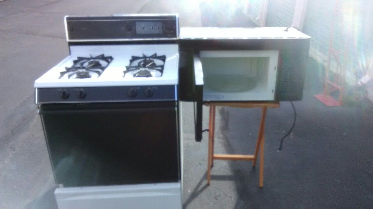 Self cleaning stove and microwave combo clean works great delivery is possible