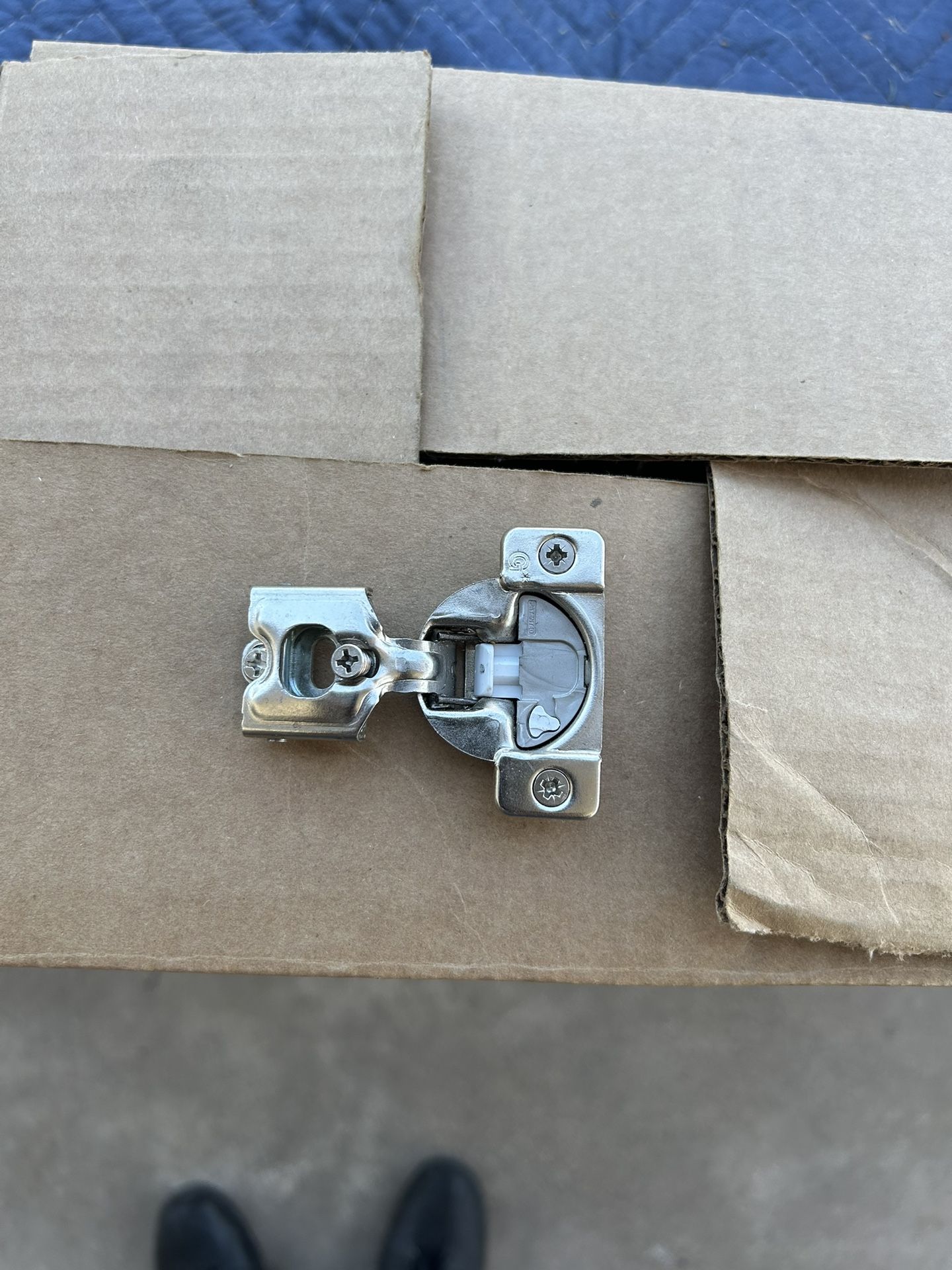 Cabinet Door Hinges