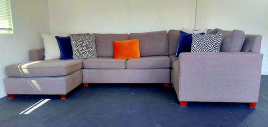 FREE DELIVERY!!!

Beautiful 4 Piece West Elm Furniture