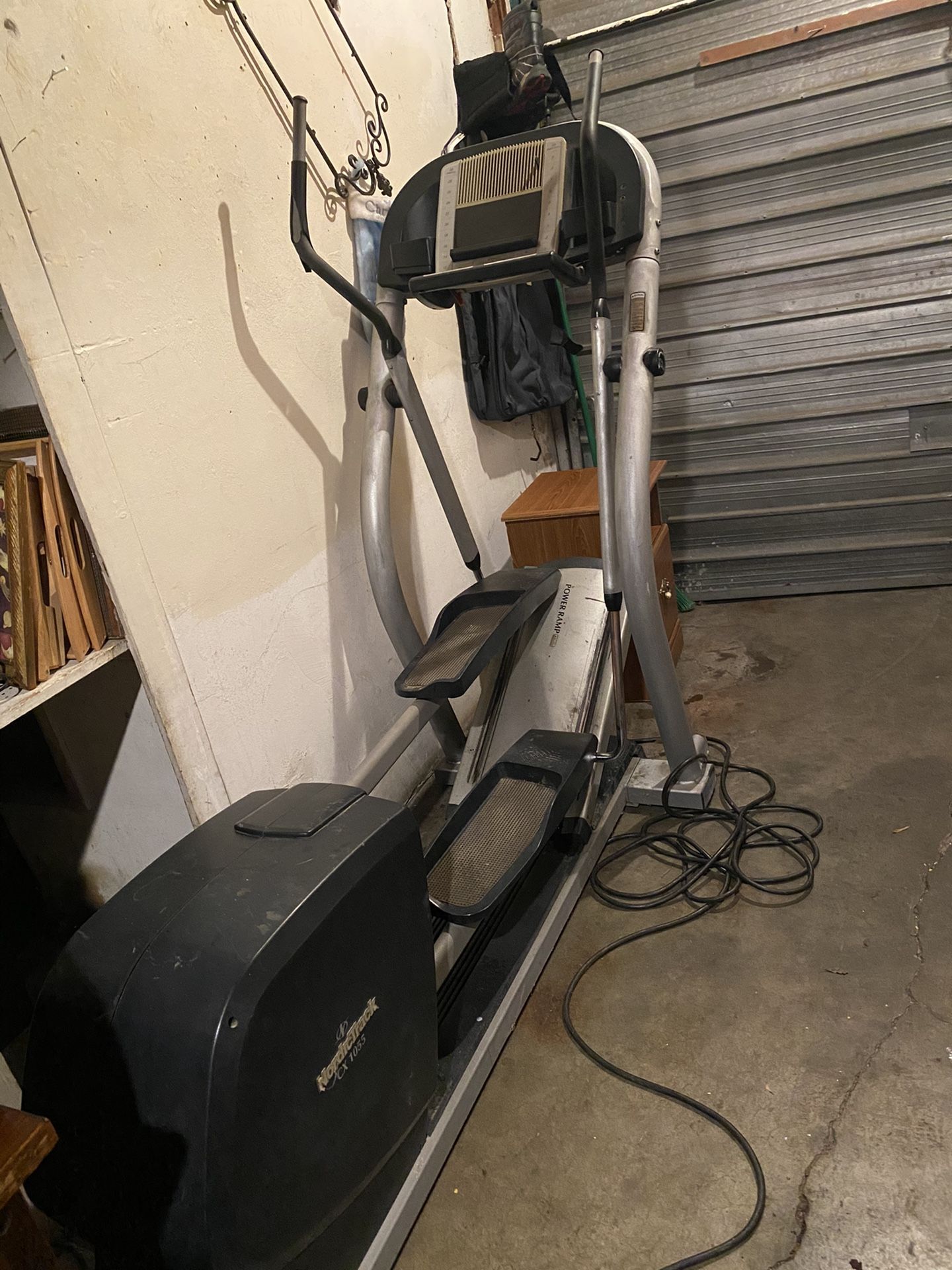 NordicTrack CX 1055 power ramp elliptical works great