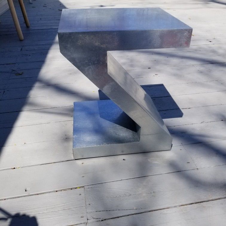 Metal Z shape Accent Table