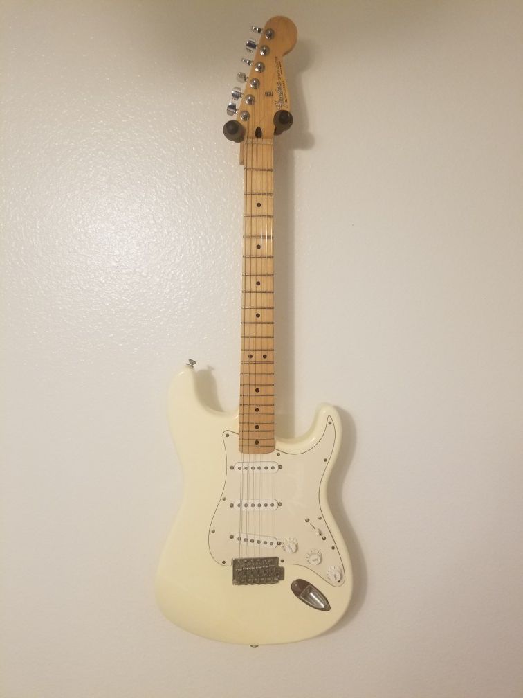 Fender stratocaster with case.