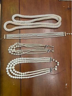 4 Pieces of Vintage Pearl Necklaces