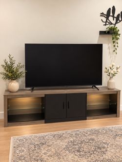 TV Stand / Entertainment Center – Excellent Condition