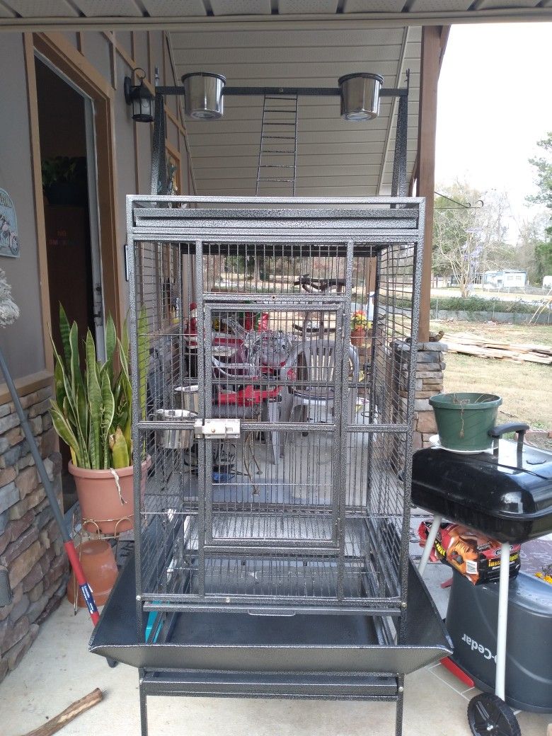 Large Bird Cage W/ Playstation And Seed Catcher