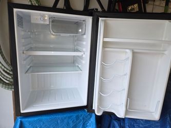 *Mini Fridge Magic Chef 2.6 Cu. Ft.  **