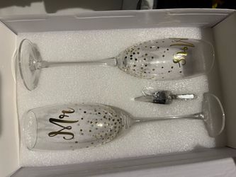 Mr. and Mrs. champagne flutes