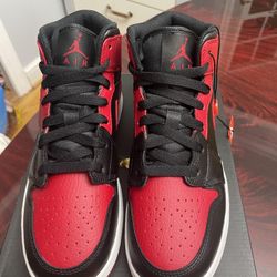 Air Jordan 1 Mid (GS) Size 5Y Boys 