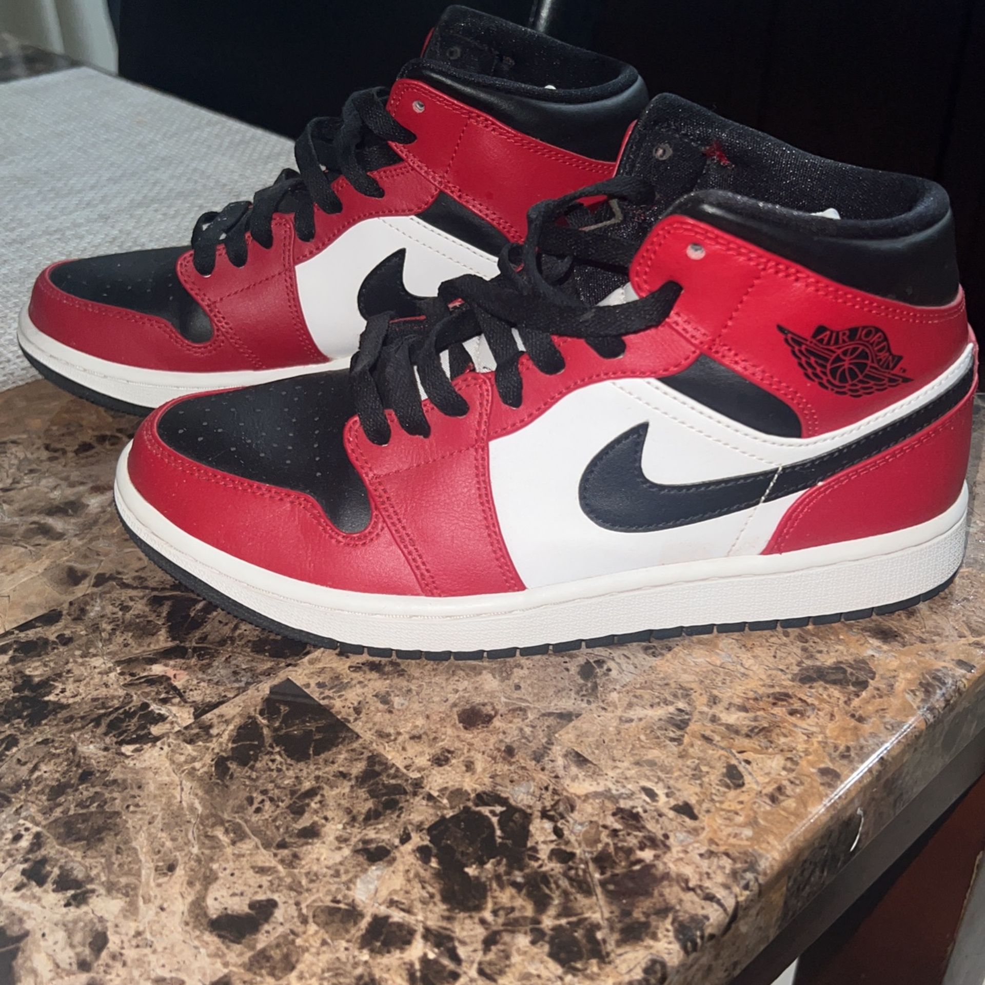 Air jordan 1 Mid ‘chicago black toe’