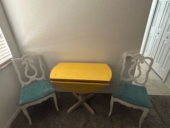 Table and chairs set