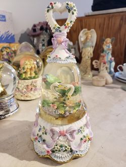 Beautiful Vintage Swans Musical Snow Globe 