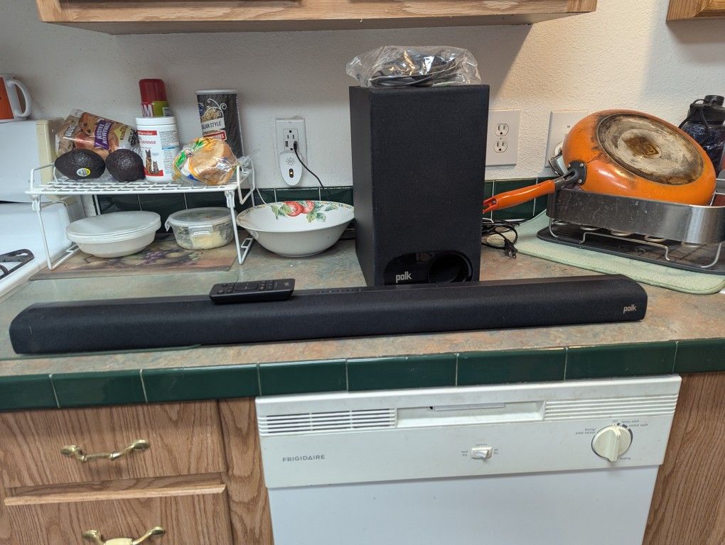 Polk Signa S2 soundbar, subwoofer with remotes