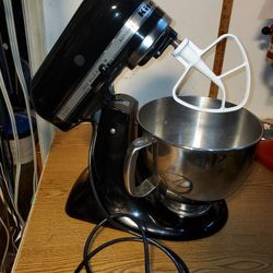 KitchenAid Artisan Series 5 Qt. Stand Mixer With all Attachments KSM150PSOB. 