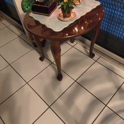 2 Beautiful Round mahogany Tables Perfect 70.00