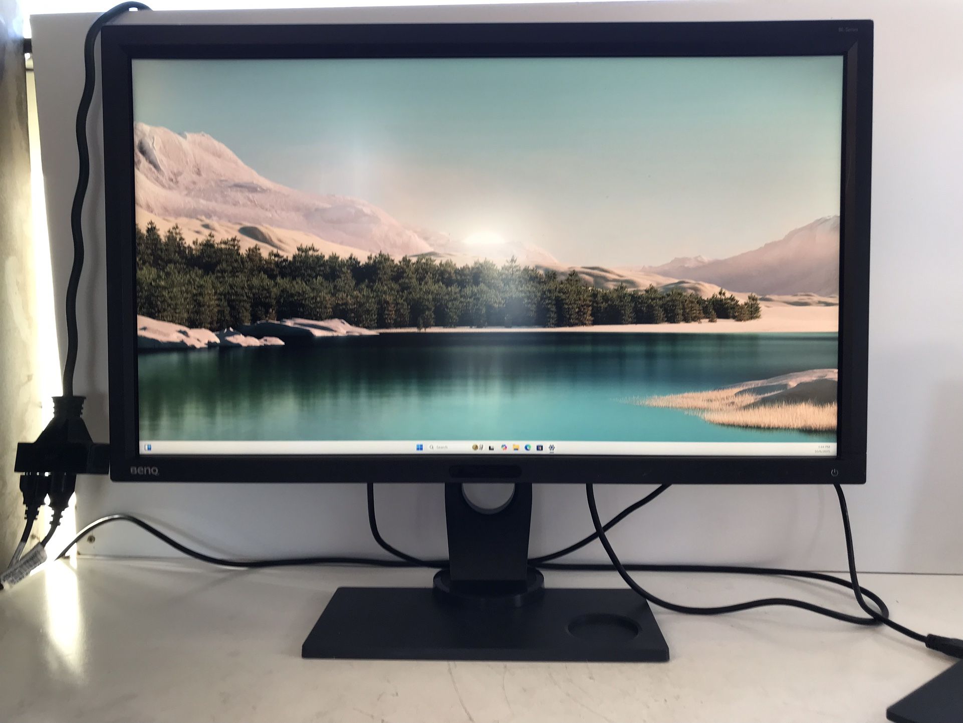 **BenQ BL2711U 27" LED UHD 60Hz IPS 4K Monitor (3840x2160)  *Used, test it.  in working conditions.    **Price $90 **