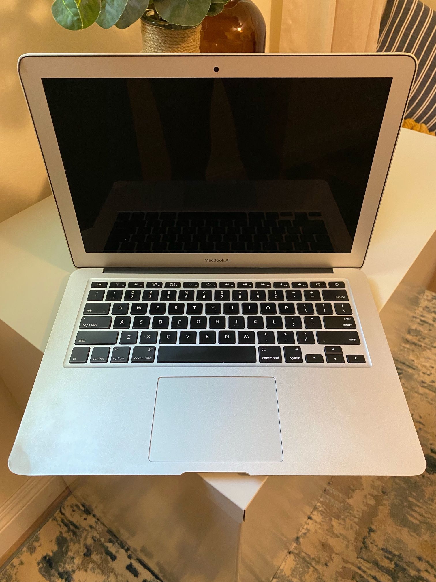 MacBook Air Mid 2012 with 128 GB SSD, 4 GB Ram, 13 inch screen