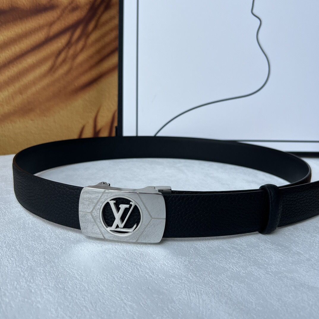 A classic versatile belt for men