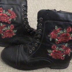 Rose embroidered boots. Red black shoes