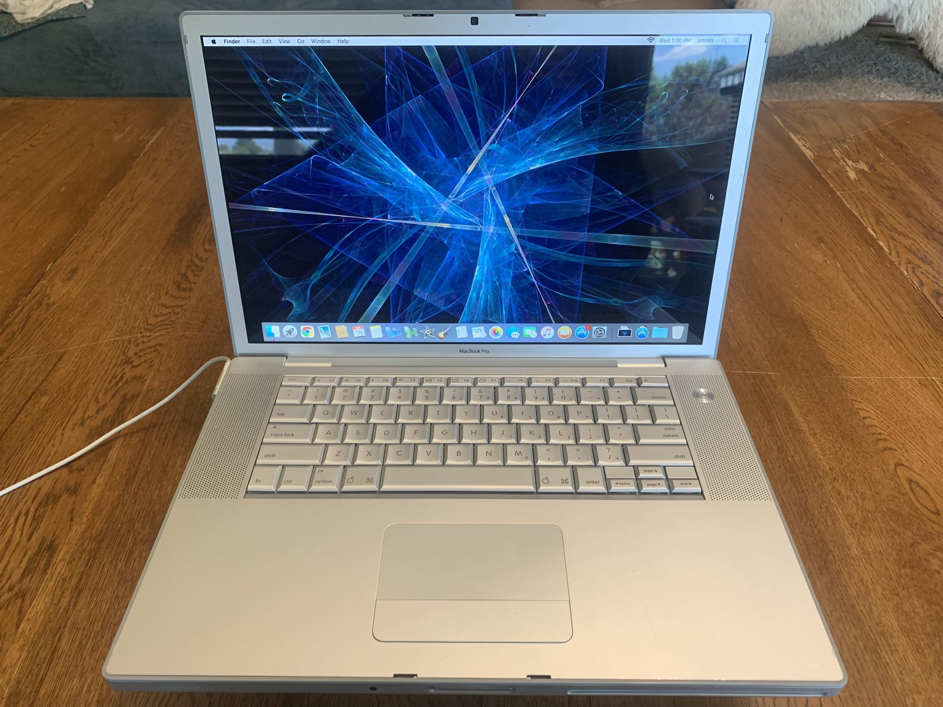 Vintage 15” Silver MacBook Pro – 2009 Classic ✨