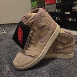 Jordan 1 High Zoom Air CMFT 2
Muslin Plum Chalk (Women's) 7.5