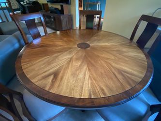 Round Dining Table and 6 Chairs