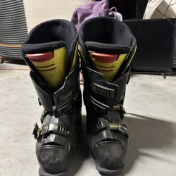 SKI BOOTS