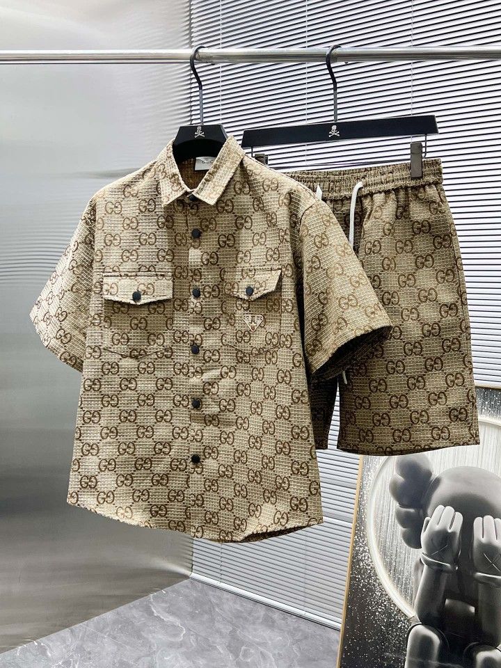 Deluxe shirt and shorts set (can be purchased separately)