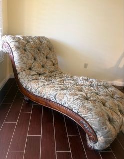 Elegant Chaise Lounge with Tufted Apholstery