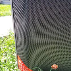 BEHRINGER 15" POWERED SPEAKER **NEW IN BOX**