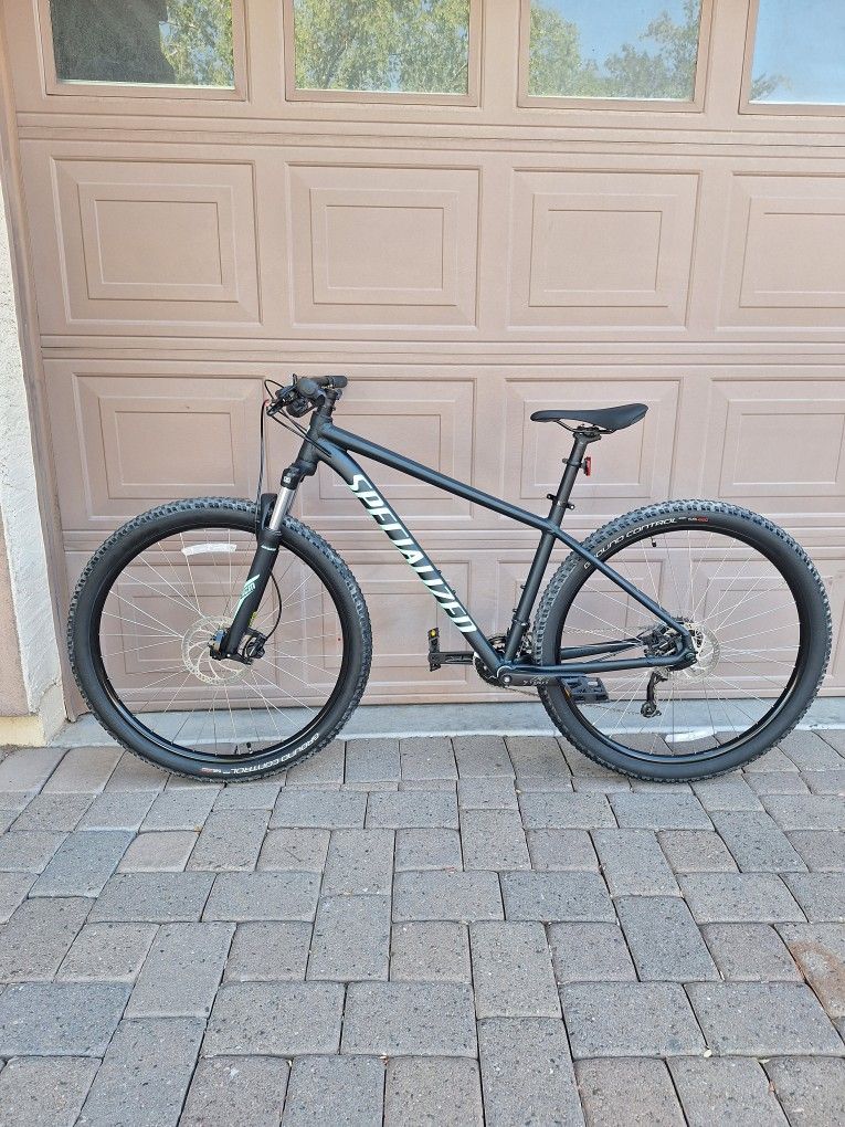 SPECIALIZED ROCKHOPPER SPORT 29 ER MOUNTAIN BIKE LIKE NEW ( CHECK MY OTHER BIKES)