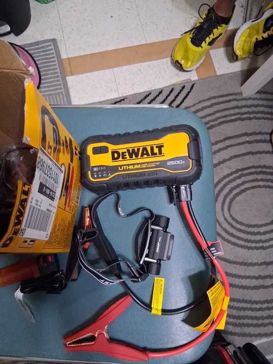 Dewalt 2500 Peak Amp Jump Starter