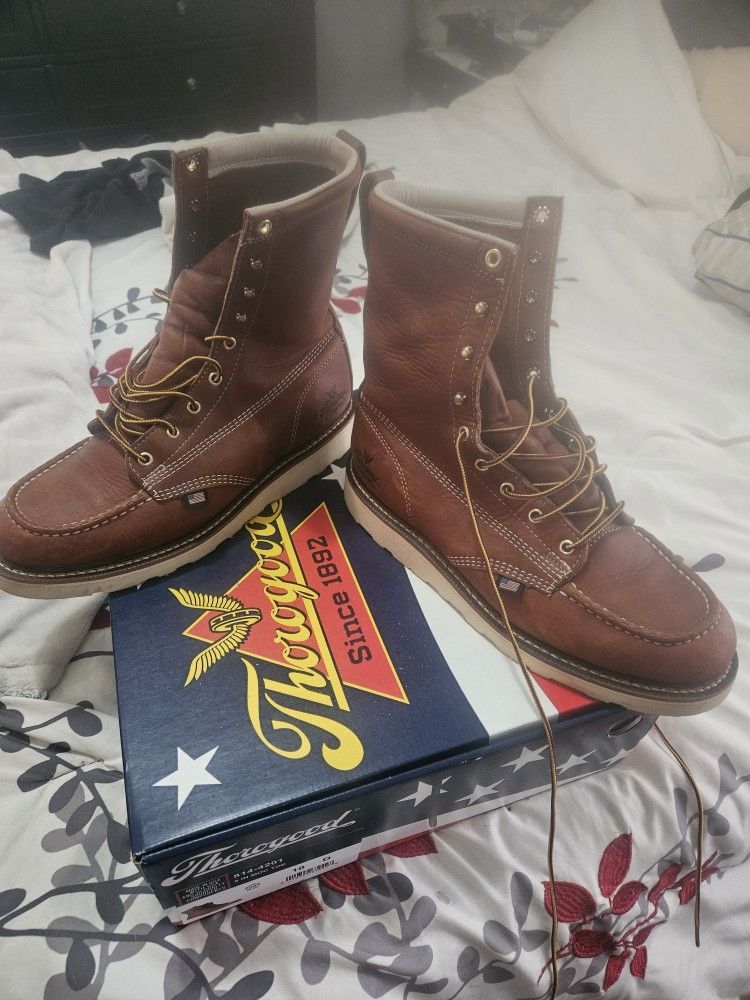 Boots 10 D